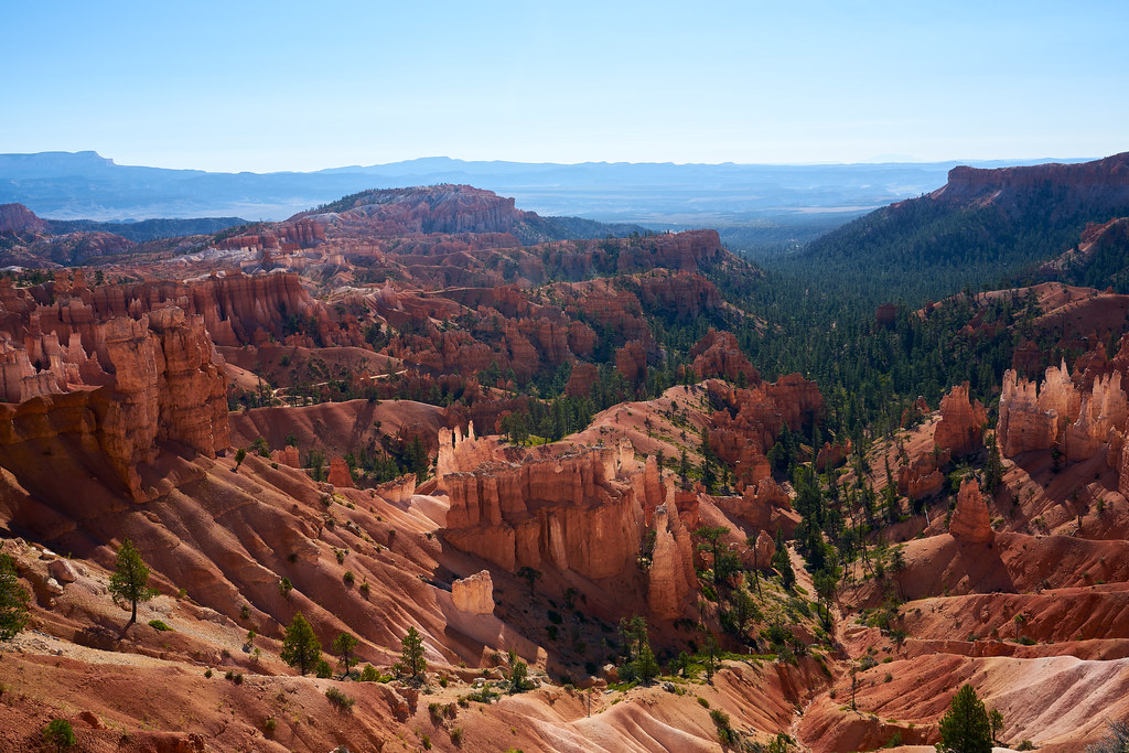 sunrise in bryce canyon, best sunrise spots bryce canyon, what to pack for bryce canyon sunrise, bryce canyon sunrise tips, sunrise hike bryce canyon